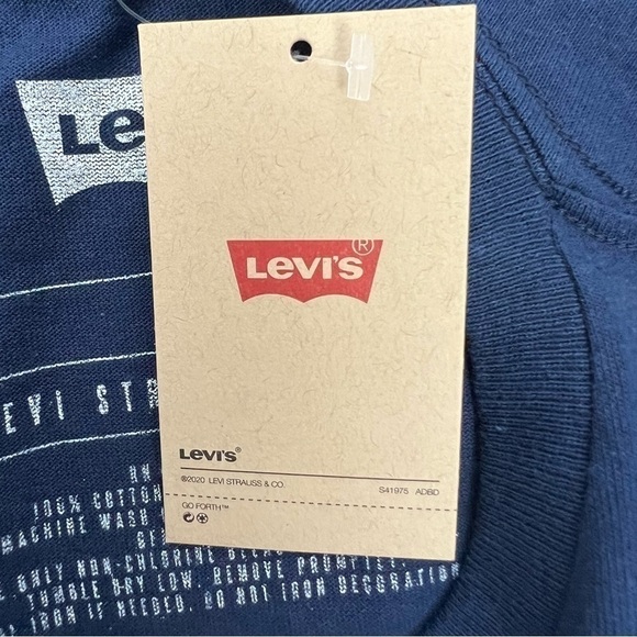 NWT LEVI’S STRAUSS Men’s Pullover Tee Shirt Sz Medium Blue W/Multi Color Graphic - Picture 6 of 8